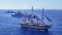 Fregatte F 222 Baden-Württemberg, Schiff A 1412 Frankfurt am Main und das Segelschulschiff Amerigo Vespucci fahren auf See