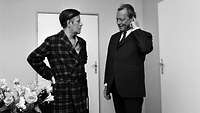 Willy Brandt unterhält sich mit Helmut Schmidt in einem Krankenzimmer, Schmidt trägt einen Hausmantel.