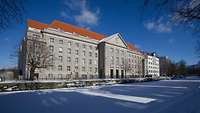 Das Gebäude des Verteidigungsministeriums im Winter bei klarem Himmel.