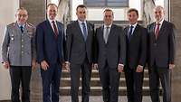 Der Generalinspekteur, Boris Pistorius und vier Staatssekretäre schauen für ein Gruppenbild in die Kamera.