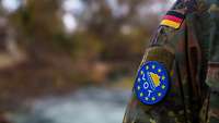 In einer Nahaufnahme ist das EUFOR Althea Ärmelabzeichen eines deutschen Soldaten zu erkennen.